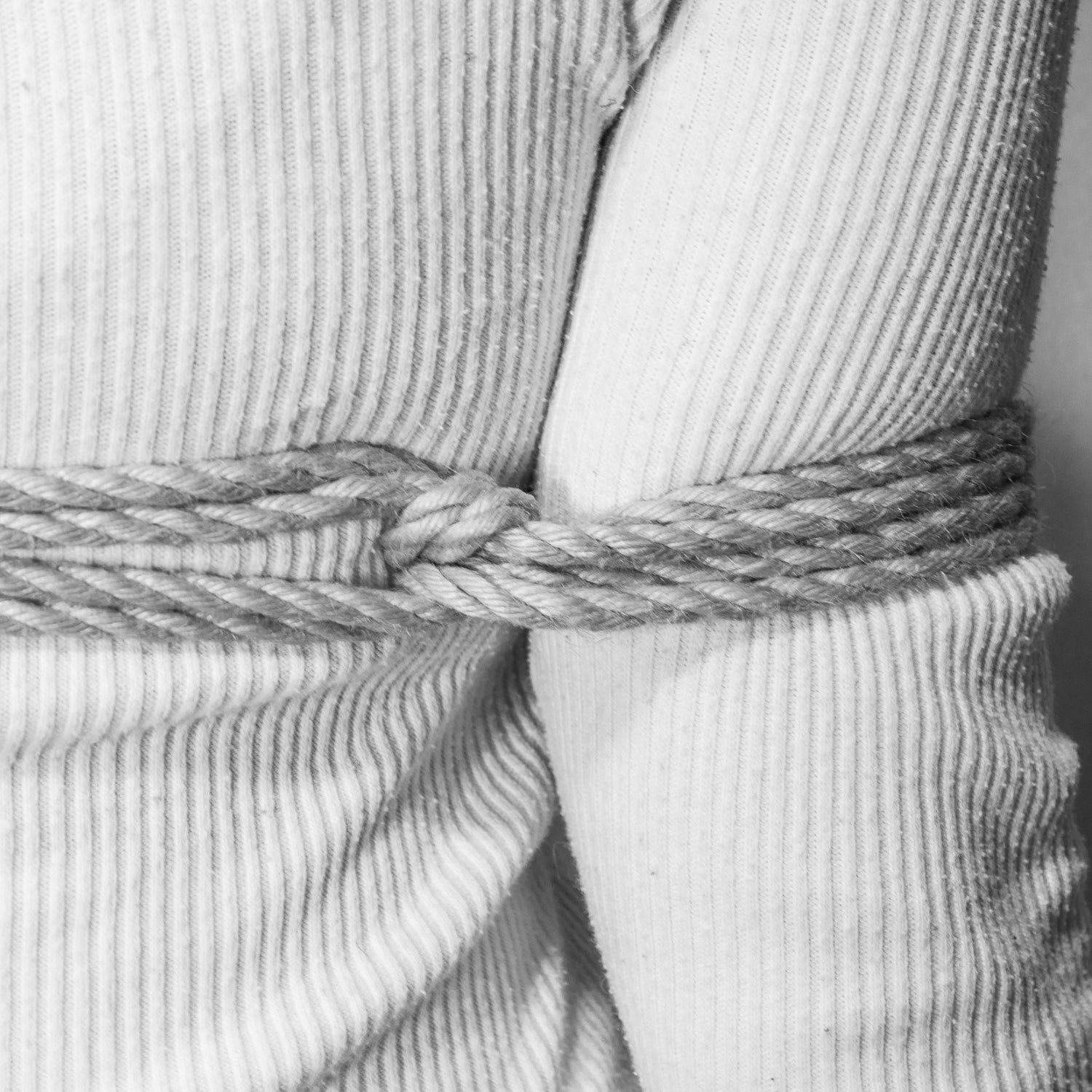 Shibari knots and frictions - the Hojo Cuff, tied using jute rope on a model. Reborn ropes